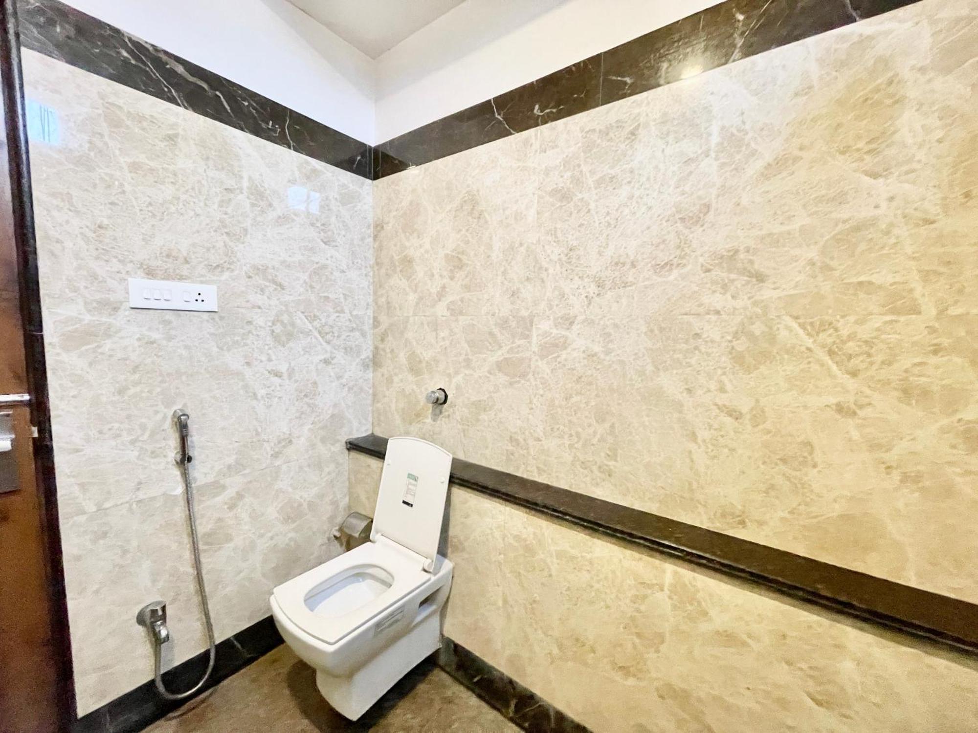 Hotel Rudraksh ! Varanasi !Fully-Air-Conditioned Hotel At Prime Location With Parking Availability, Near Kashi Vishwanath Temple, And Ganga Ghat 2 외부 사진