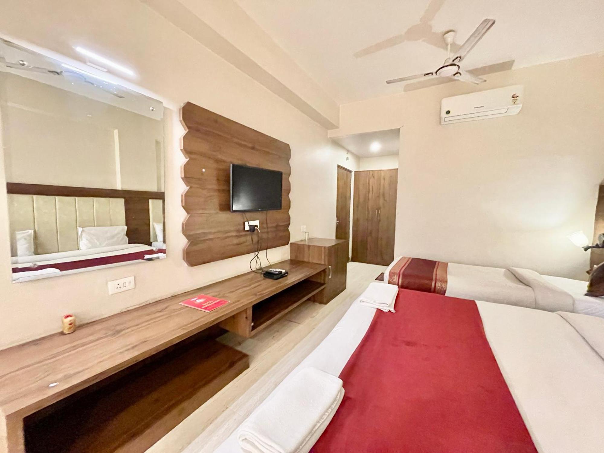 Hotel Rudraksh ! Varanasi !Fully-Air-Conditioned Hotel At Prime Location With Parking Availability, Near Kashi Vishwanath Temple, And Ganga Ghat 2 외부 사진