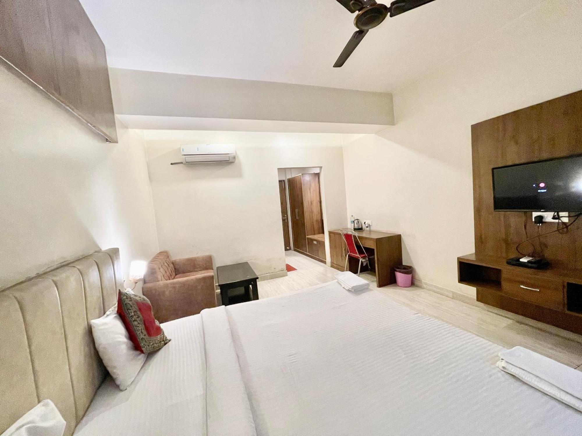 Hotel Rudraksh ! Varanasi !Fully-Air-Conditioned Hotel At Prime Location With Parking Availability, Near Kashi Vishwanath Temple, And Ganga Ghat 2 외부 사진