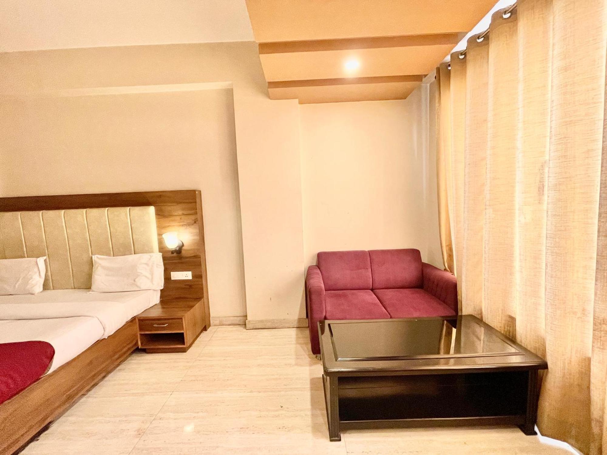 Hotel Rudraksh ! Varanasi !Fully-Air-Conditioned Hotel At Prime Location With Parking Availability, Near Kashi Vishwanath Temple, And Ganga Ghat 2 외부 사진