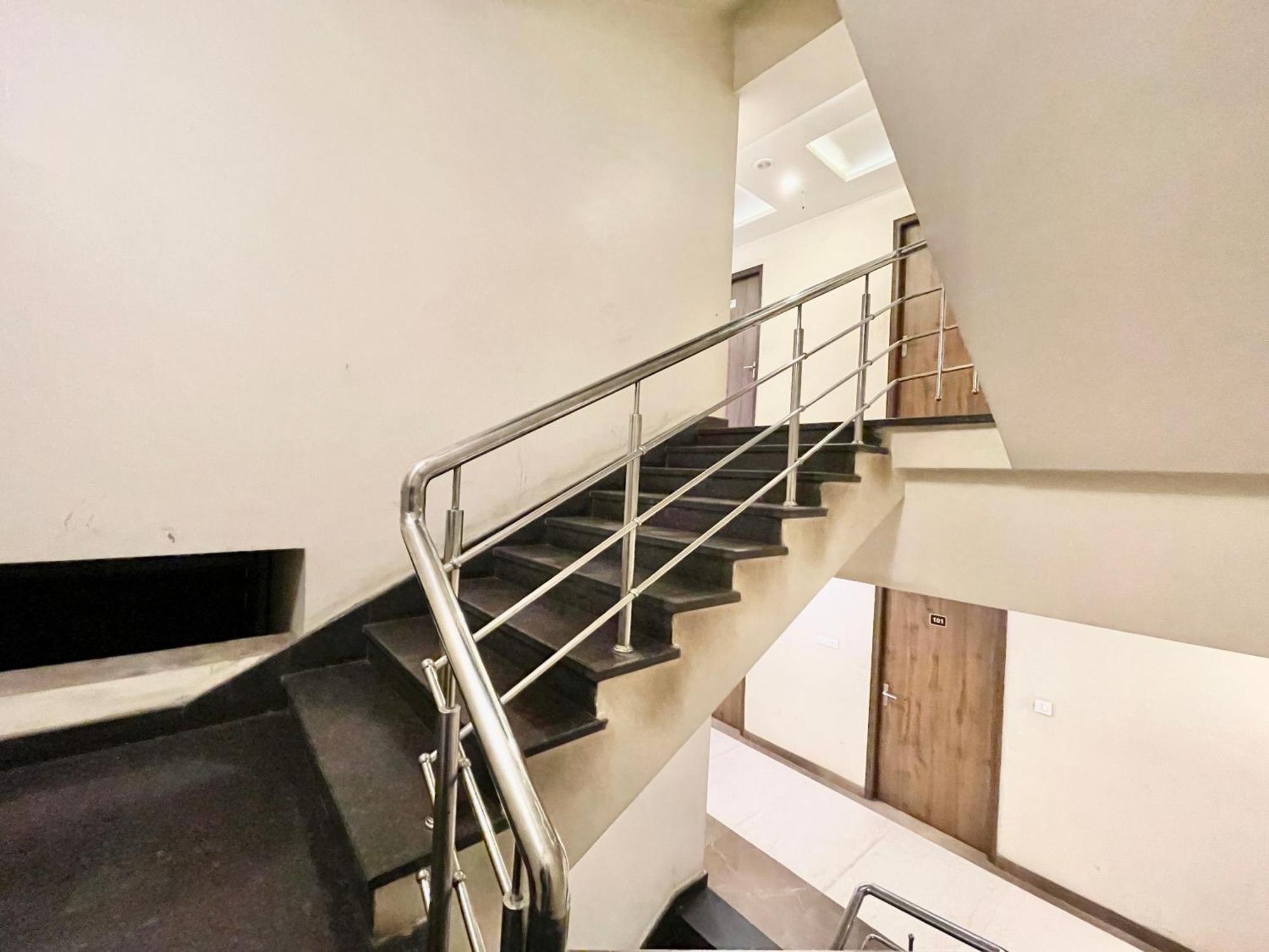 Hotel Rudraksh ! Varanasi !Fully-Air-Conditioned Hotel At Prime Location With Parking Availability, Near Kashi Vishwanath Temple, And Ganga Ghat 2 외부 사진