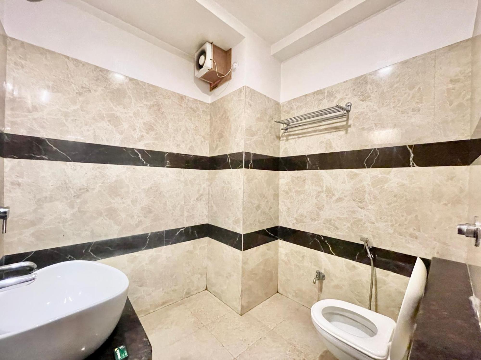 Hotel Rudraksh ! Varanasi !Fully-Air-Conditioned Hotel At Prime Location With Parking Availability, Near Kashi Vishwanath Temple, And Ganga Ghat 2 외부 사진