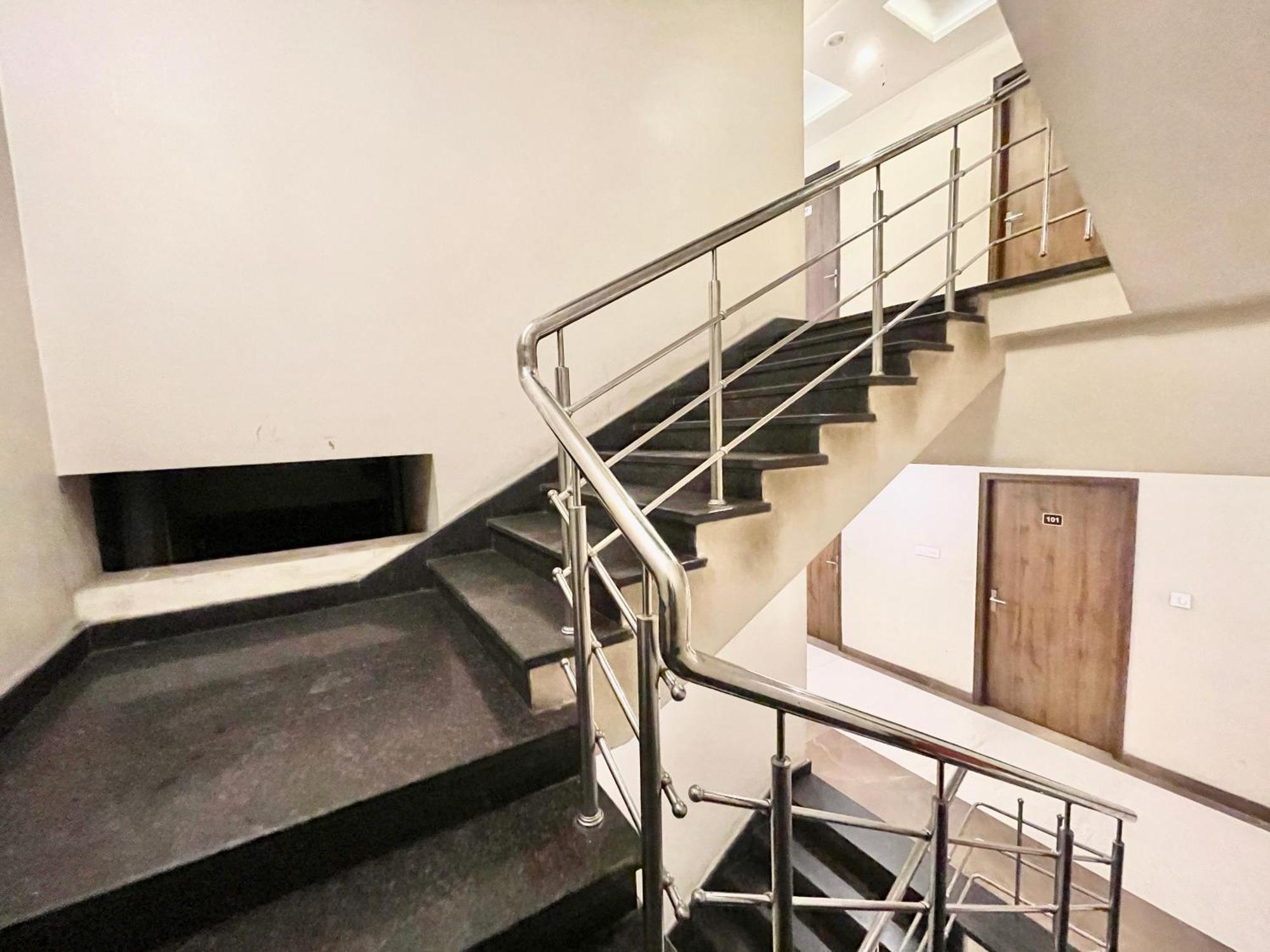 Hotel Rudraksh ! Varanasi !Fully-Air-Conditioned Hotel At Prime Location With Parking Availability, Near Kashi Vishwanath Temple, And Ganga Ghat 2 외부 사진