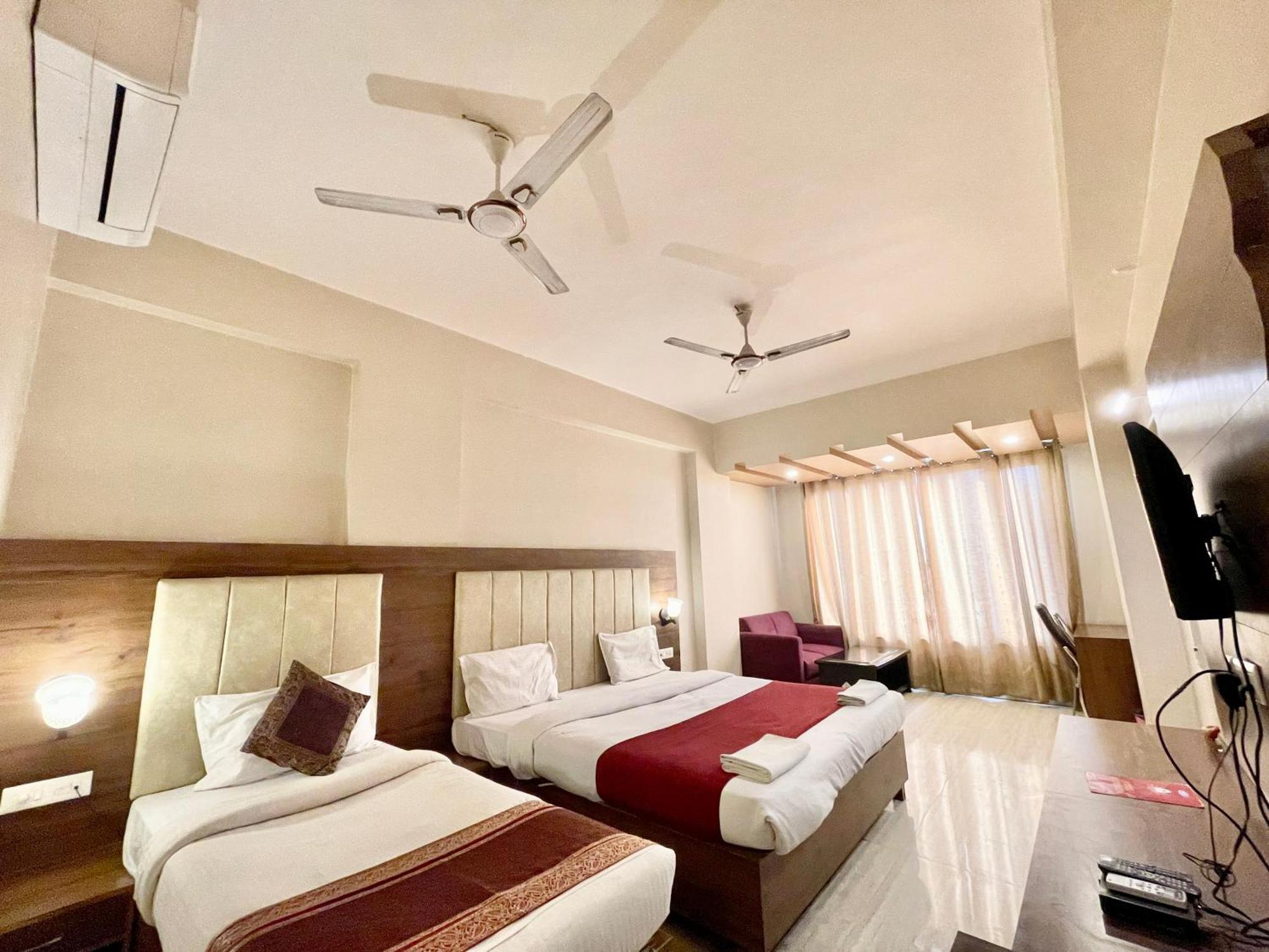 Hotel Rudraksh ! Varanasi !Fully-Air-Conditioned Hotel At Prime Location With Parking Availability, Near Kashi Vishwanath Temple, And Ganga Ghat 2 외부 사진
